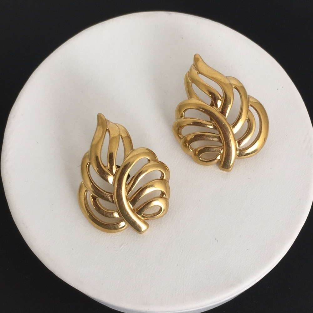 Vintage Napier Signed Estate Earrings Gold Tone Filigree Leaf Pierced Post Retro - Picture 13 of 13